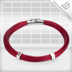 Pulsera hilos de acero rojo con motivos en plata