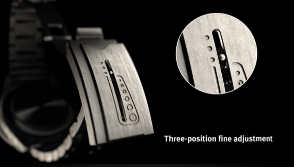 El brazalete con cierre desplegable, exclusivo mecanismo de autoajuste, patentado por TUDOR